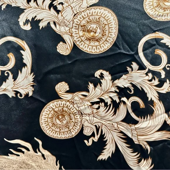 Elegant Black and Gold Unisex Italian Kimono Robe - Picture 8 of 9